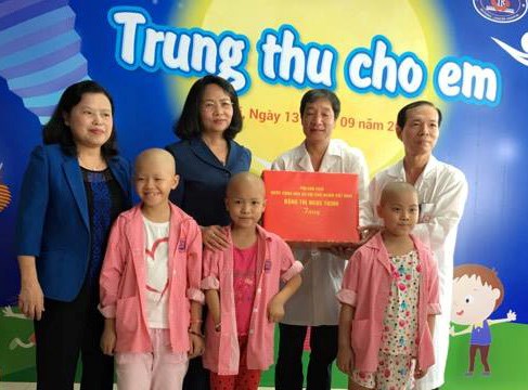 ​អនុប្រធានរដ្ឋ Dang Thi Ngoc Thinh ប្រគល់ជូនអំណោយបុណ្យ Trung Thu ចំពោះកុមារ